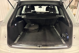 valkoinen Audi Q7 2021 kuva 32.