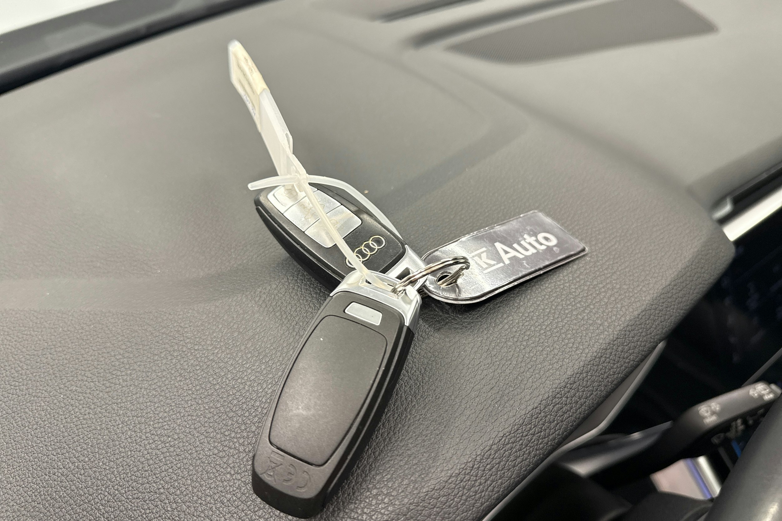 valkoinen Audi Q7 2021 kuva 39.