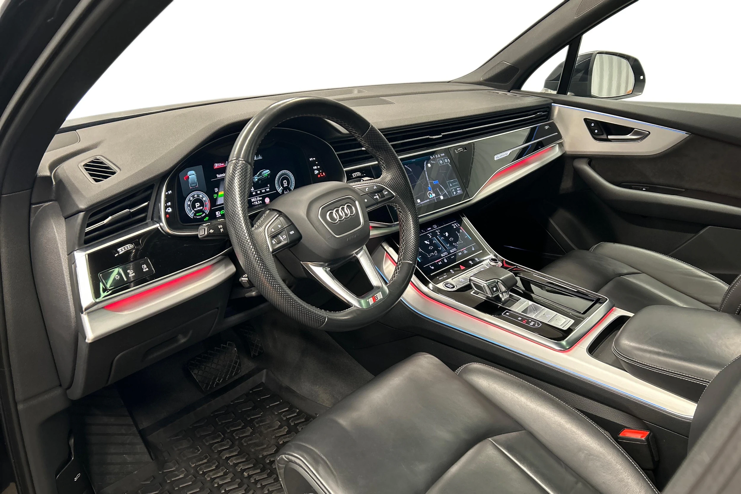 Musta Audi Q7 2021 kuva 6.