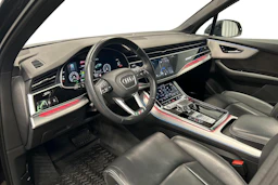 Musta Audi Q7 2021 kuva 6.