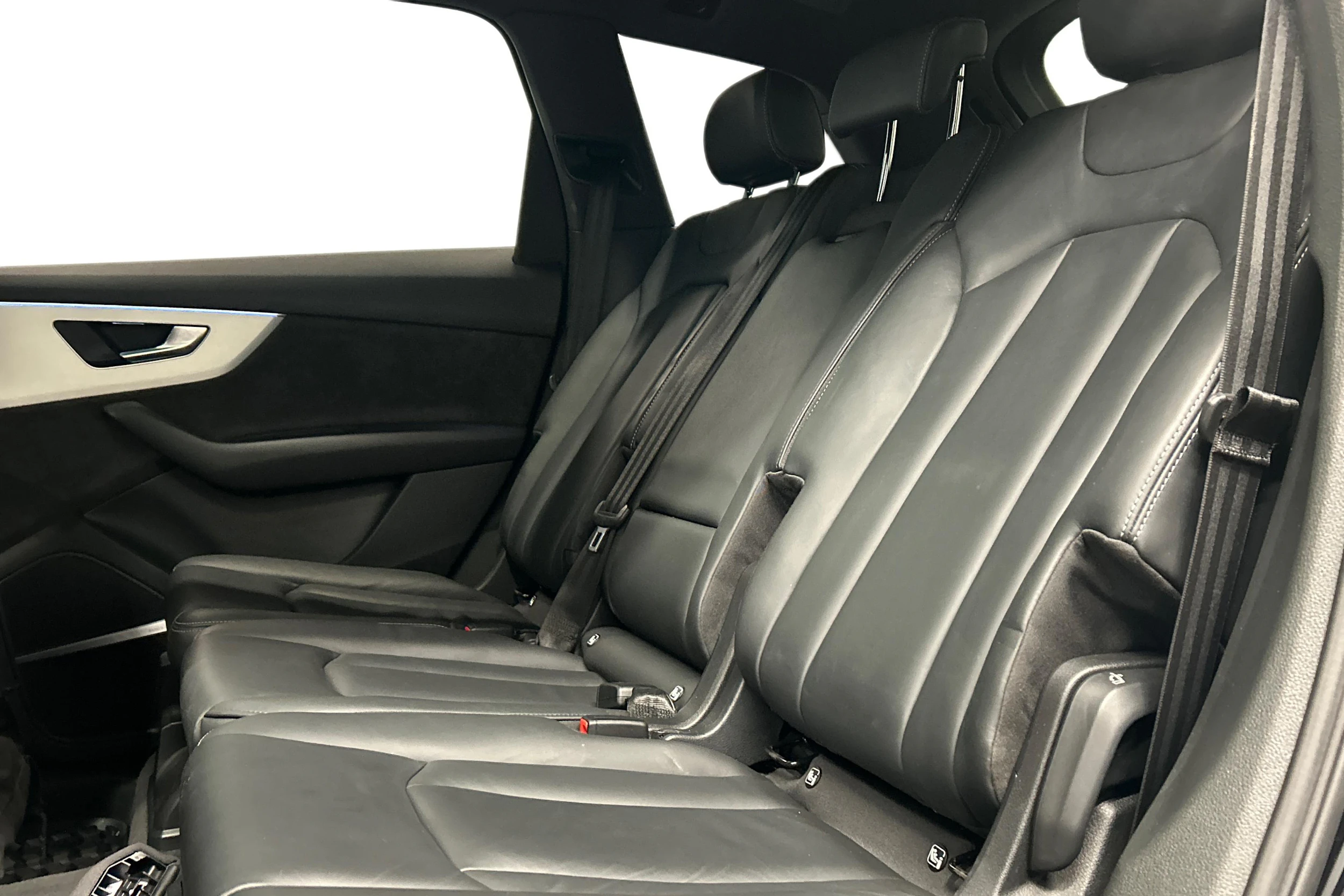 Musta Audi Q7 2021 kuva 8.