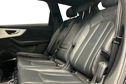 Musta Audi Q7 2021 kuva 8.