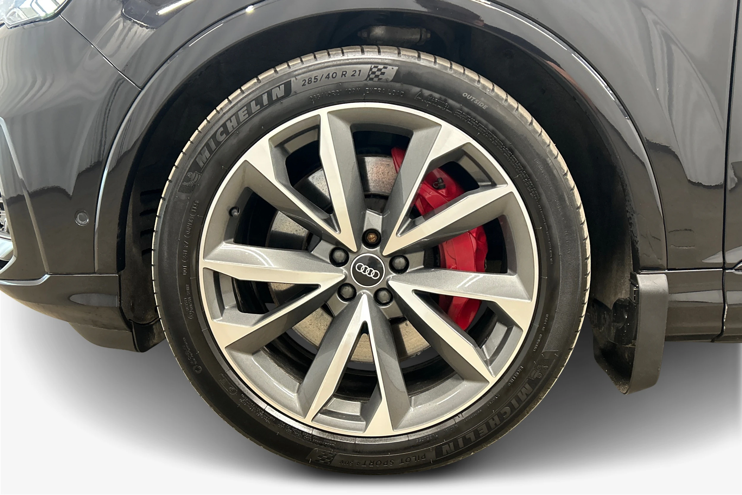Musta Audi Q7 2021 kuva 9.