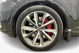Musta Audi Q7 2021 kuva 9.