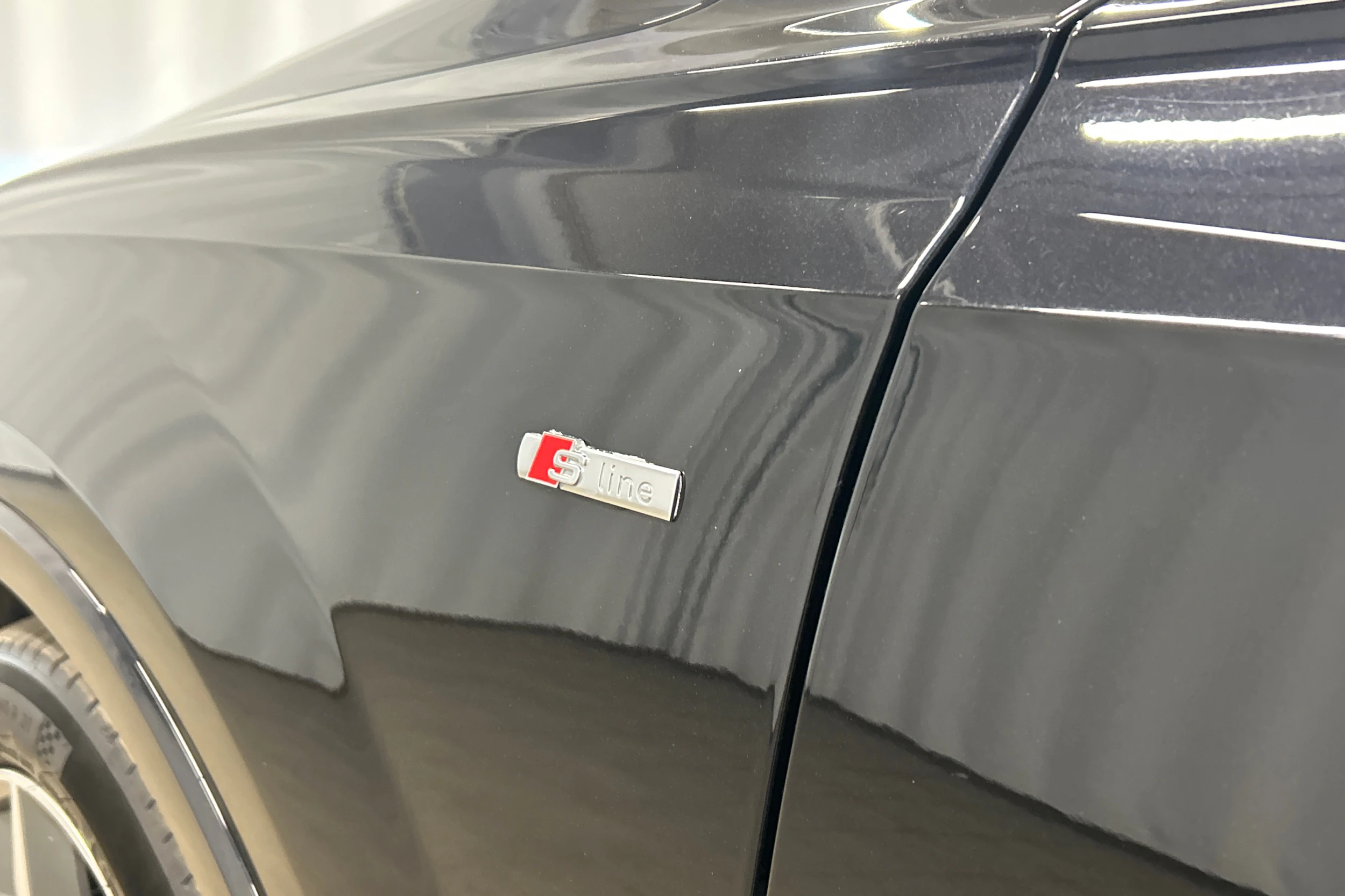 Musta Audi Q7 2021 kuva 11.