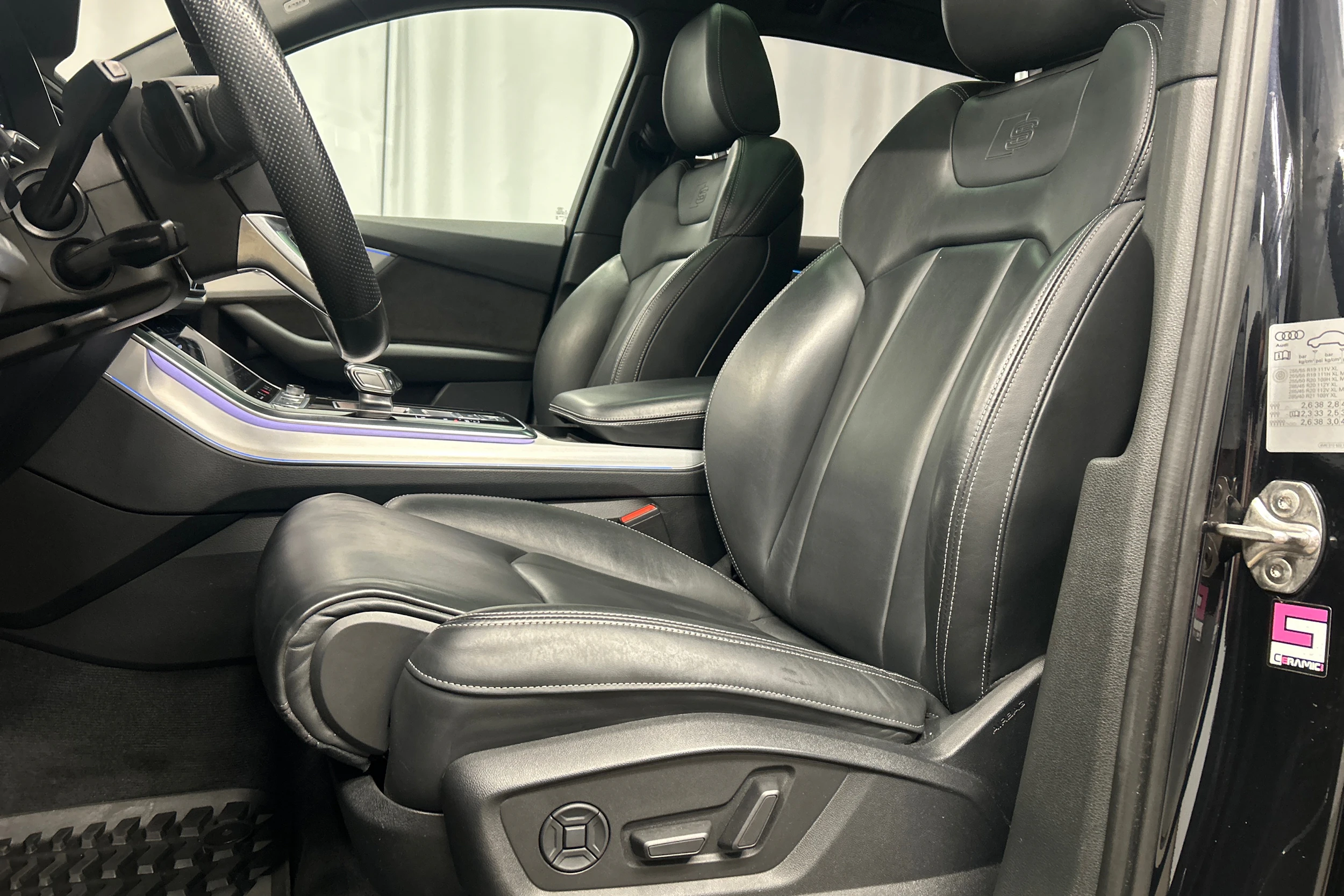Musta Audi Q7 2021 kuva 13.