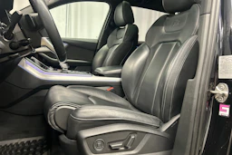Musta Audi Q7 2021 kuva 13.