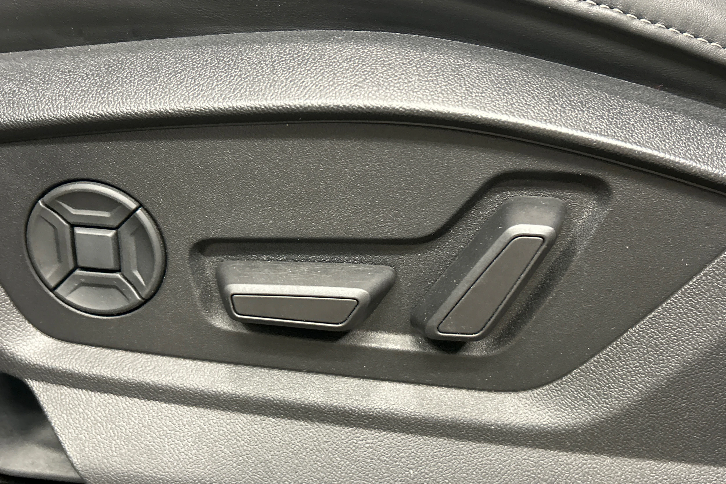 Musta Audi Q7 2021 kuva 14.