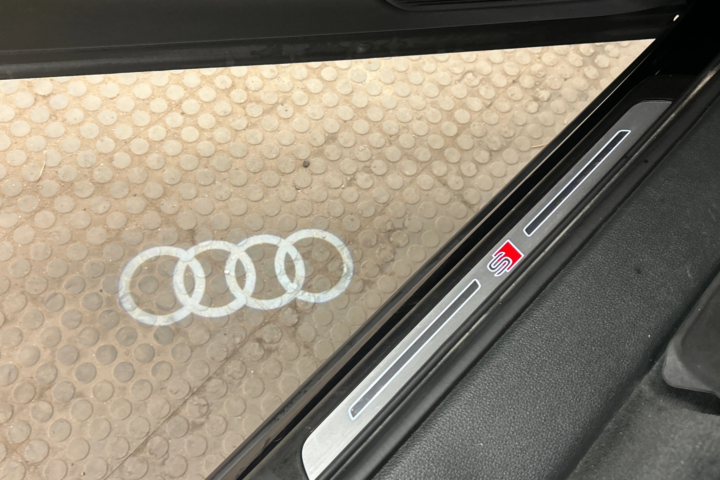 Musta Audi Q7 2021 kuva 21.