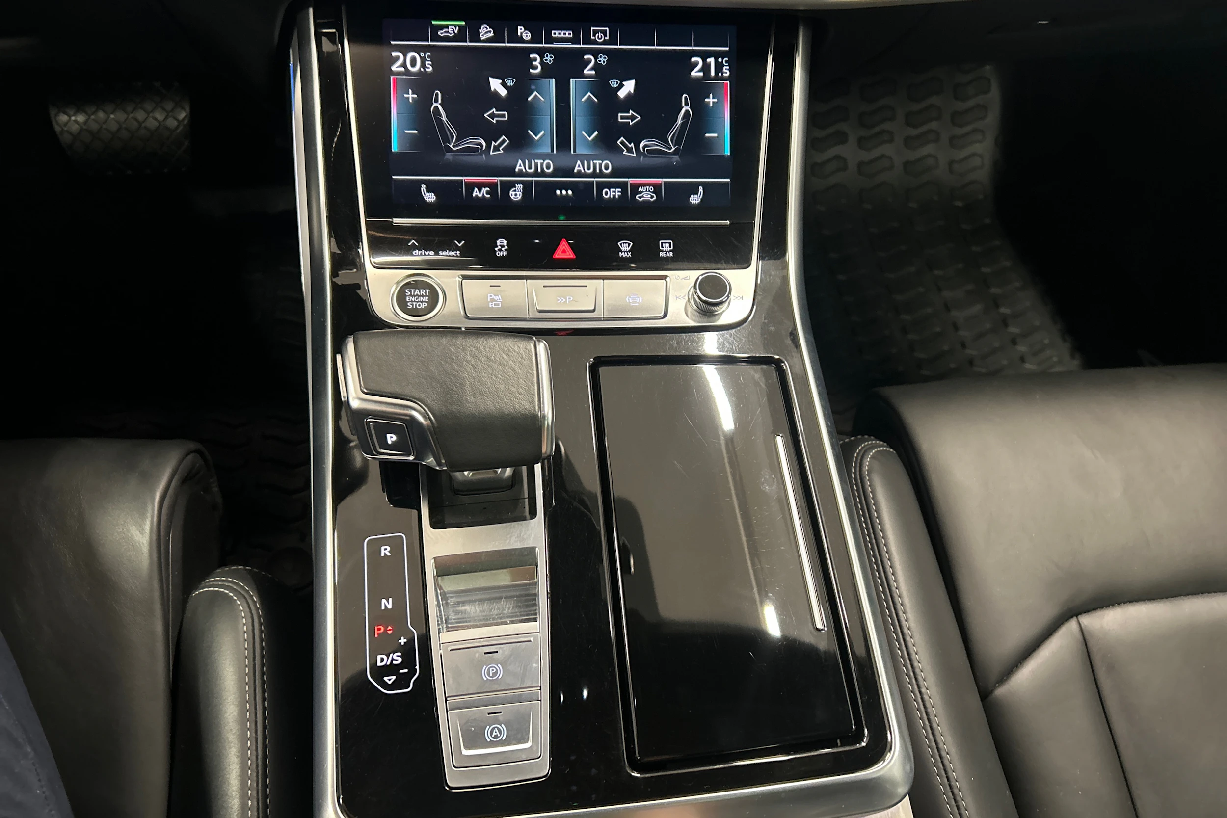 Musta Audi Q7 2021 kuva 23.