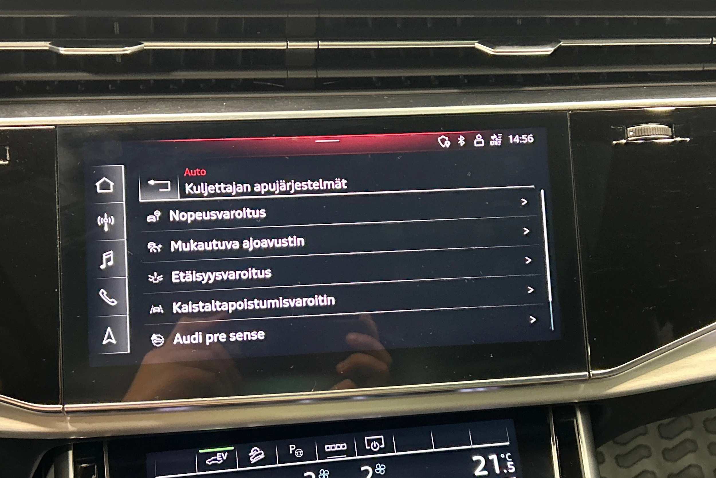 Musta Audi Q7 2021 kuva 28.