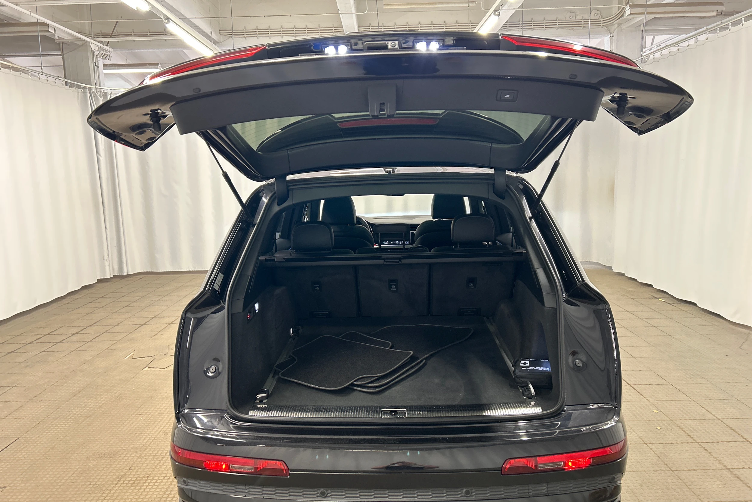 Musta Audi Q7 2021 kuva 34.