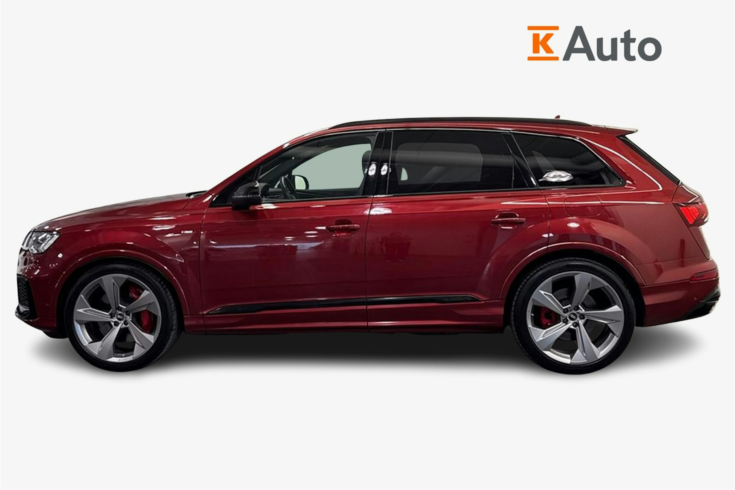 punainen Audi Q7 2021 kuva 6.