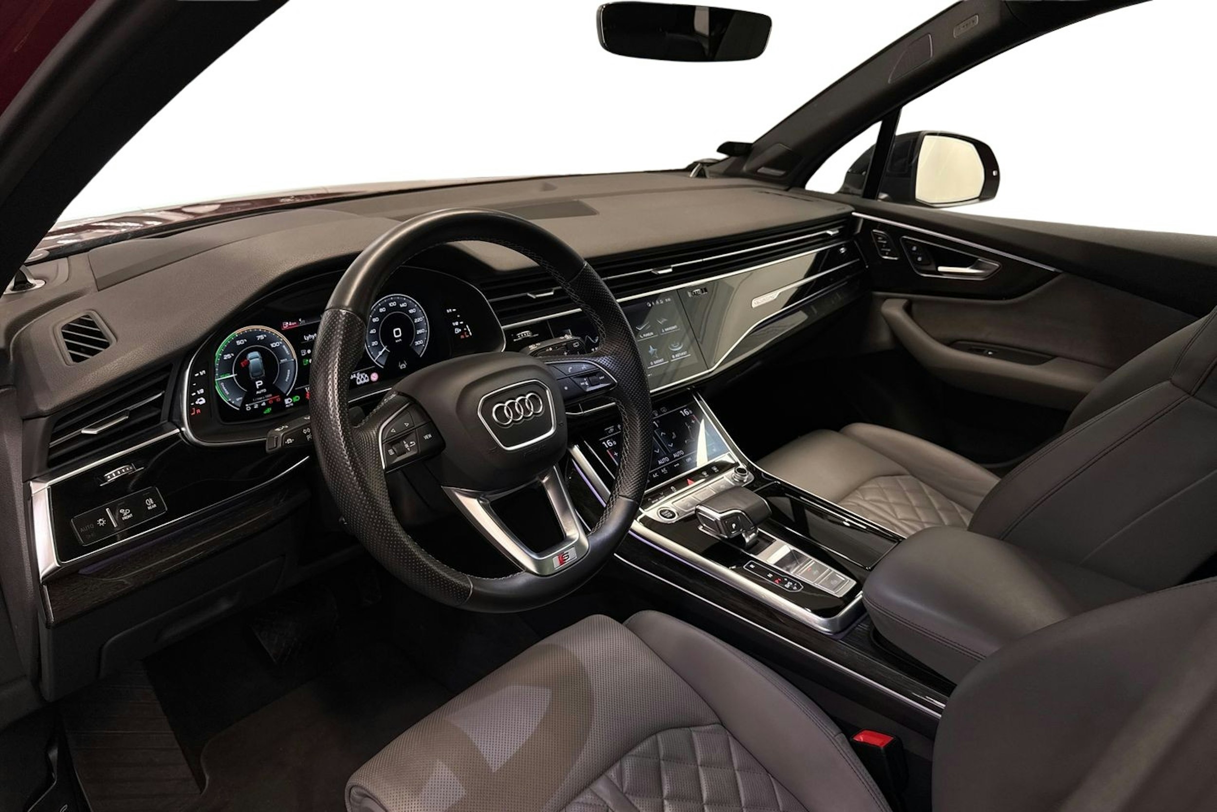 punainen Audi Q7 2021 kuva 7.