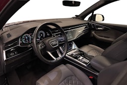 punainen Audi Q7 2021 kuva 7.