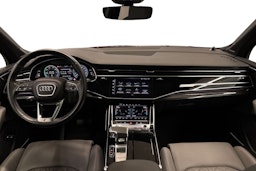 punainen Audi Q7 2021 kuva 9.