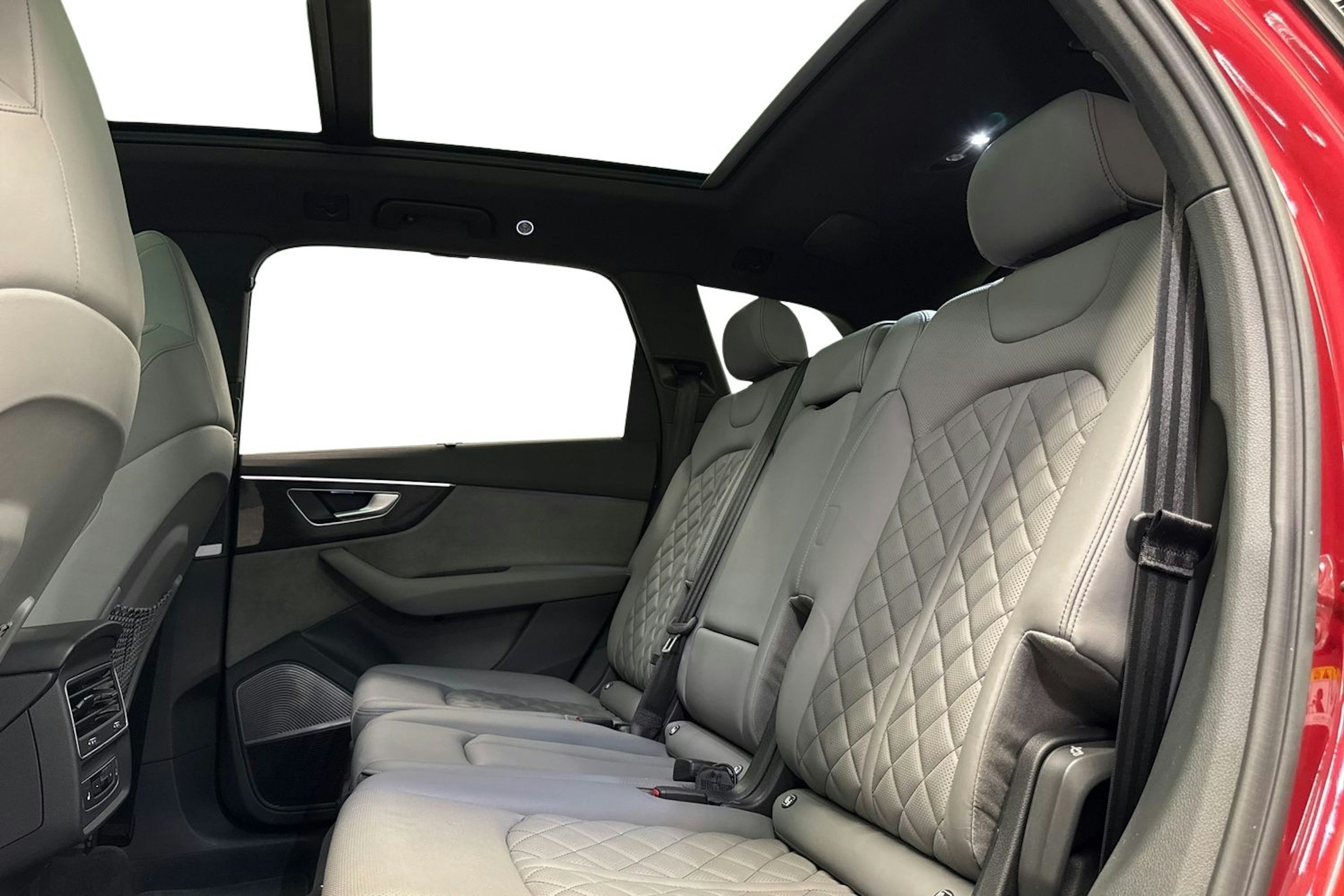 punainen Audi Q7 2021 kuva 10.