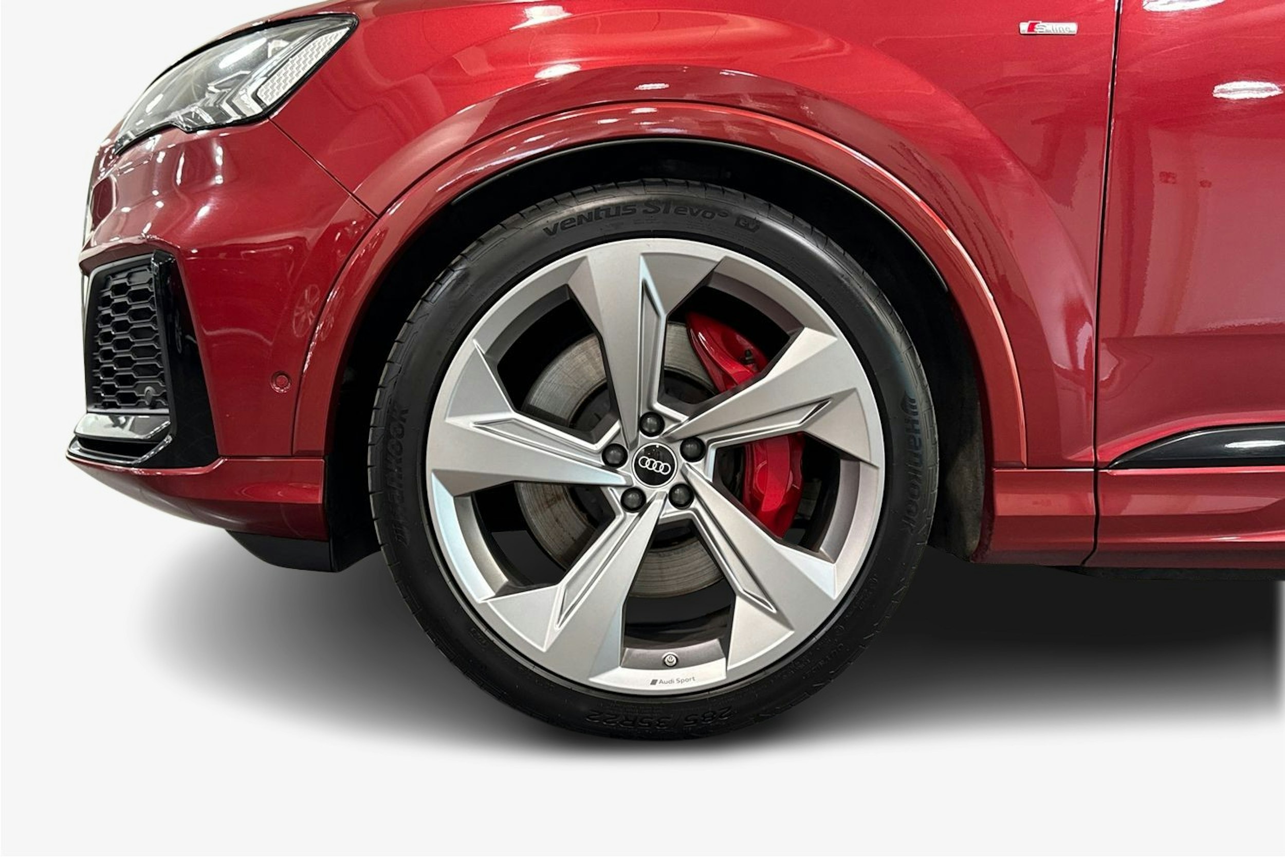 punainen Audi Q7 2021 kuva 11.