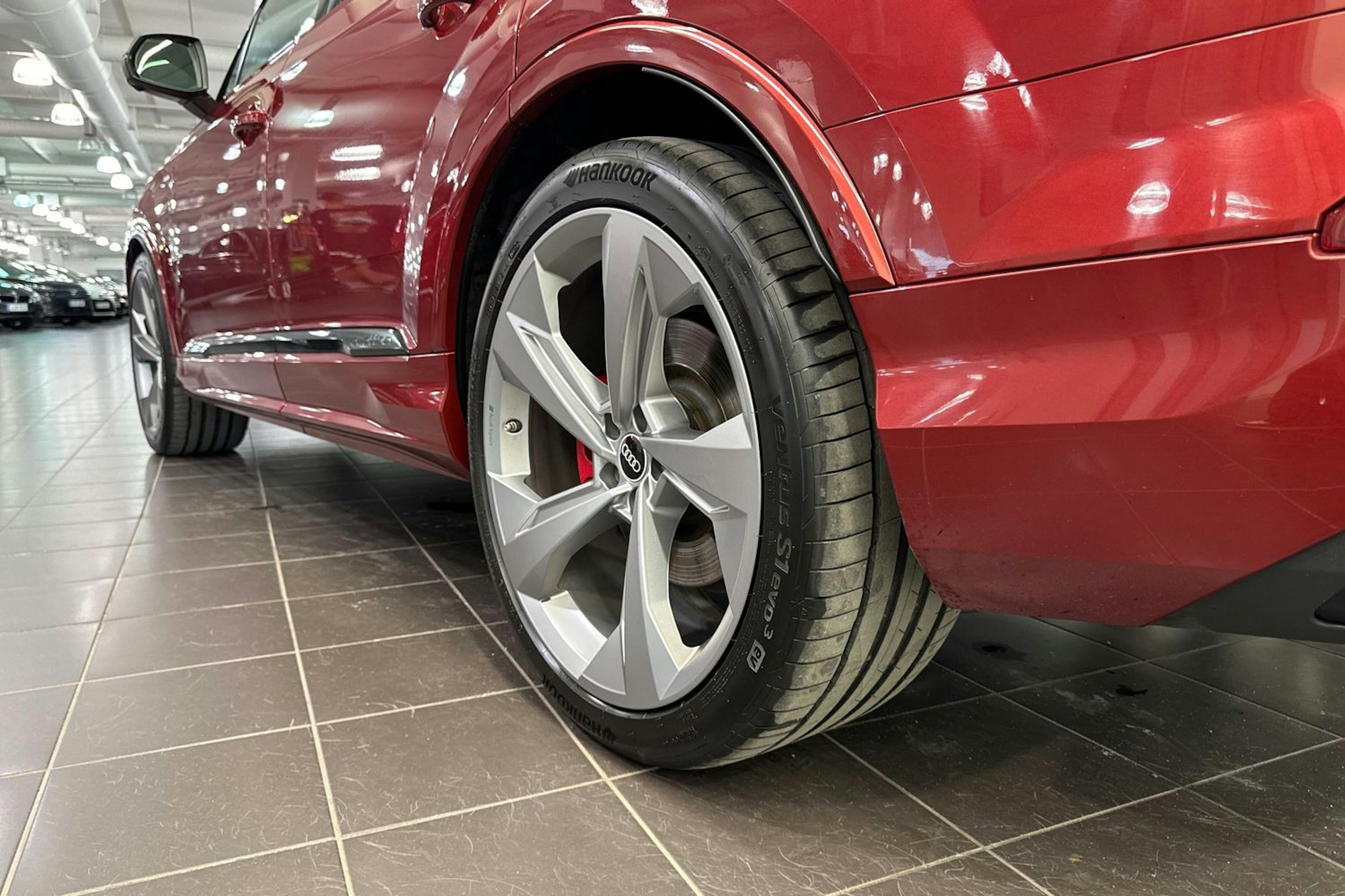 punainen Audi Q7 2021 kuva 13.