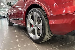 punainen Audi Q7 2021 kuva 13.