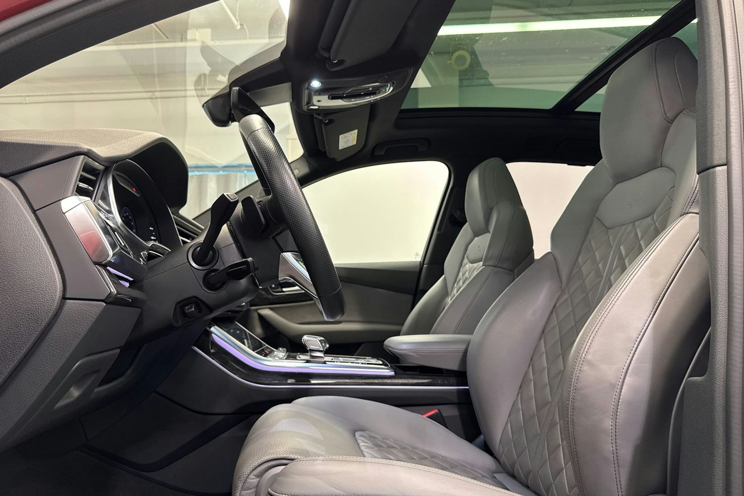 punainen Audi Q7 2021 kuva 14.