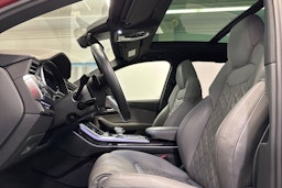 punainen Audi Q7 2021 kuva 14.