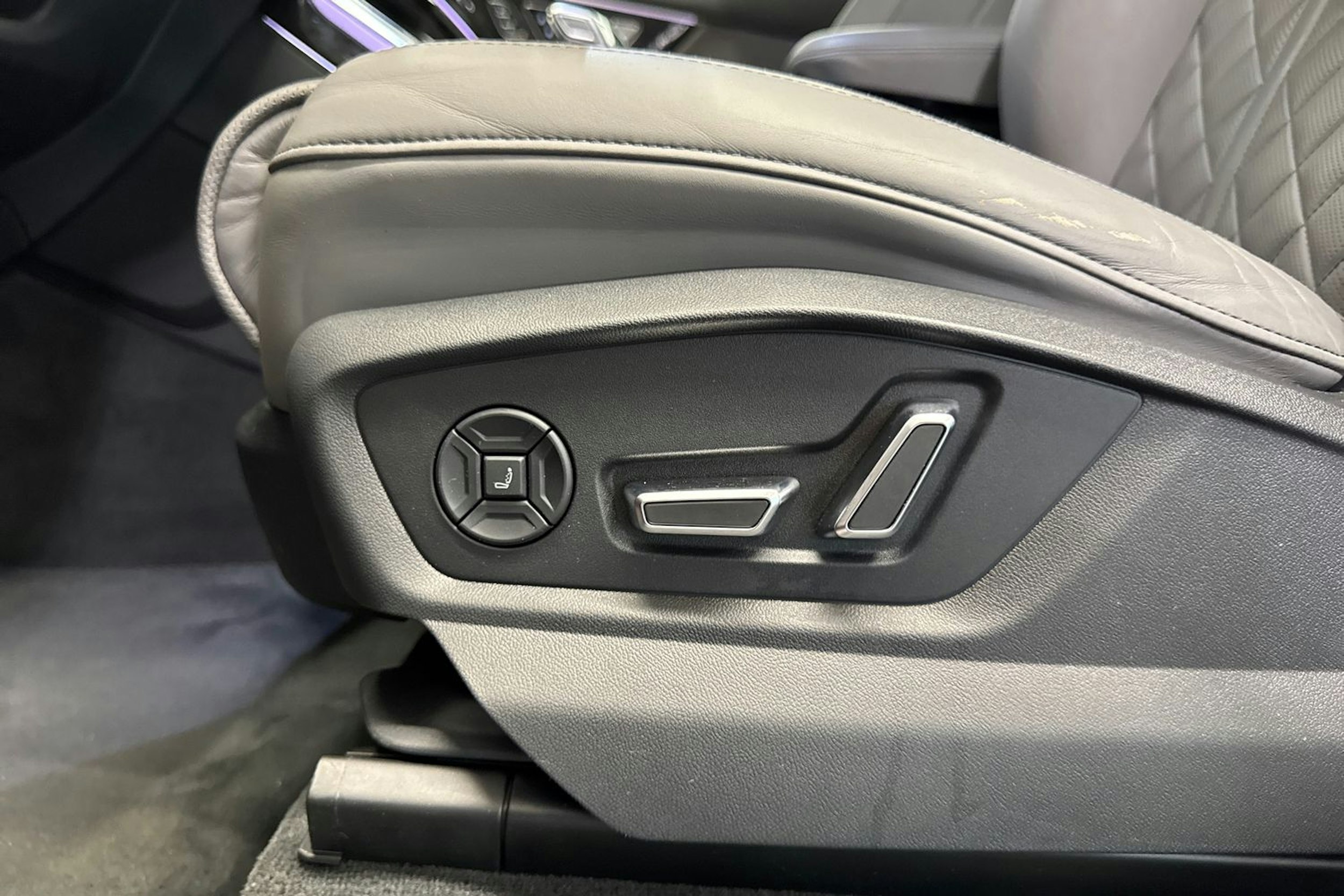 punainen Audi Q7 2021 kuva 15.