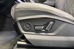 punainen Audi Q7 2021 kuva 15.