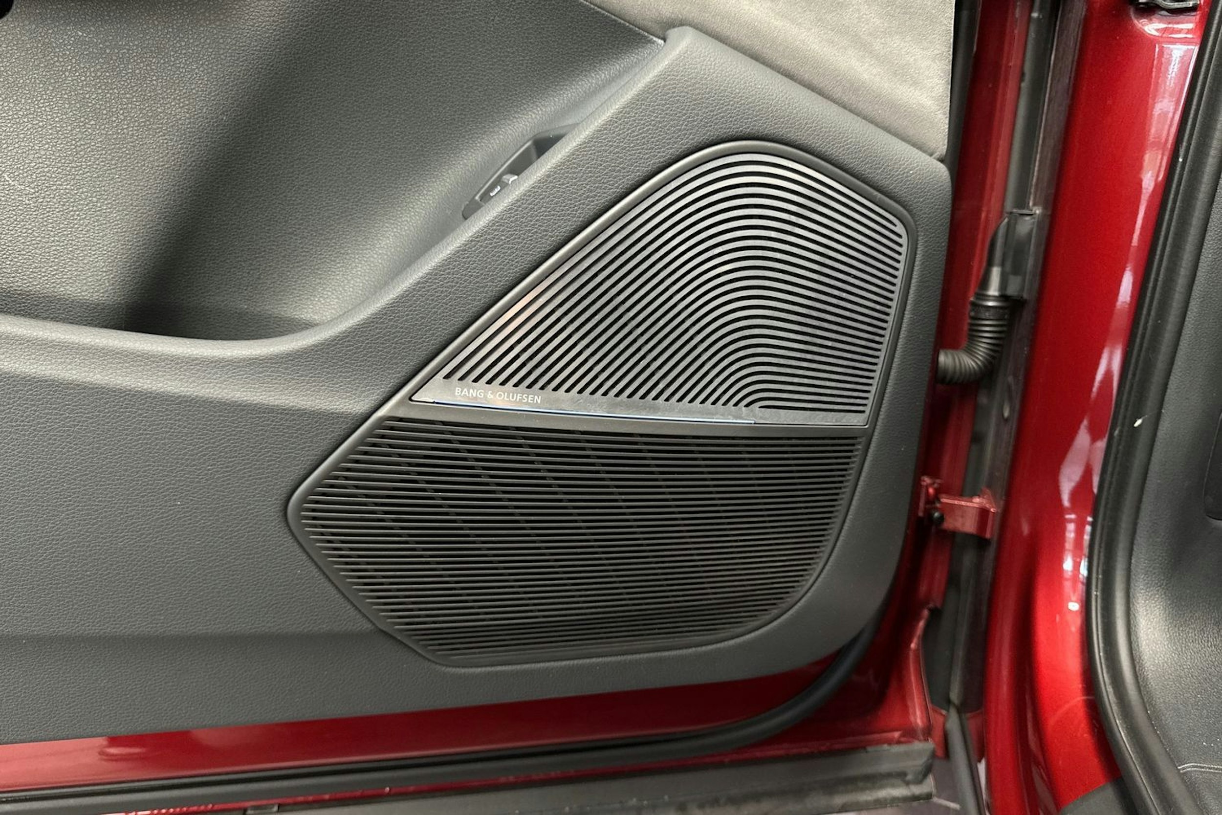 punainen Audi Q7 2021 kuva 16.