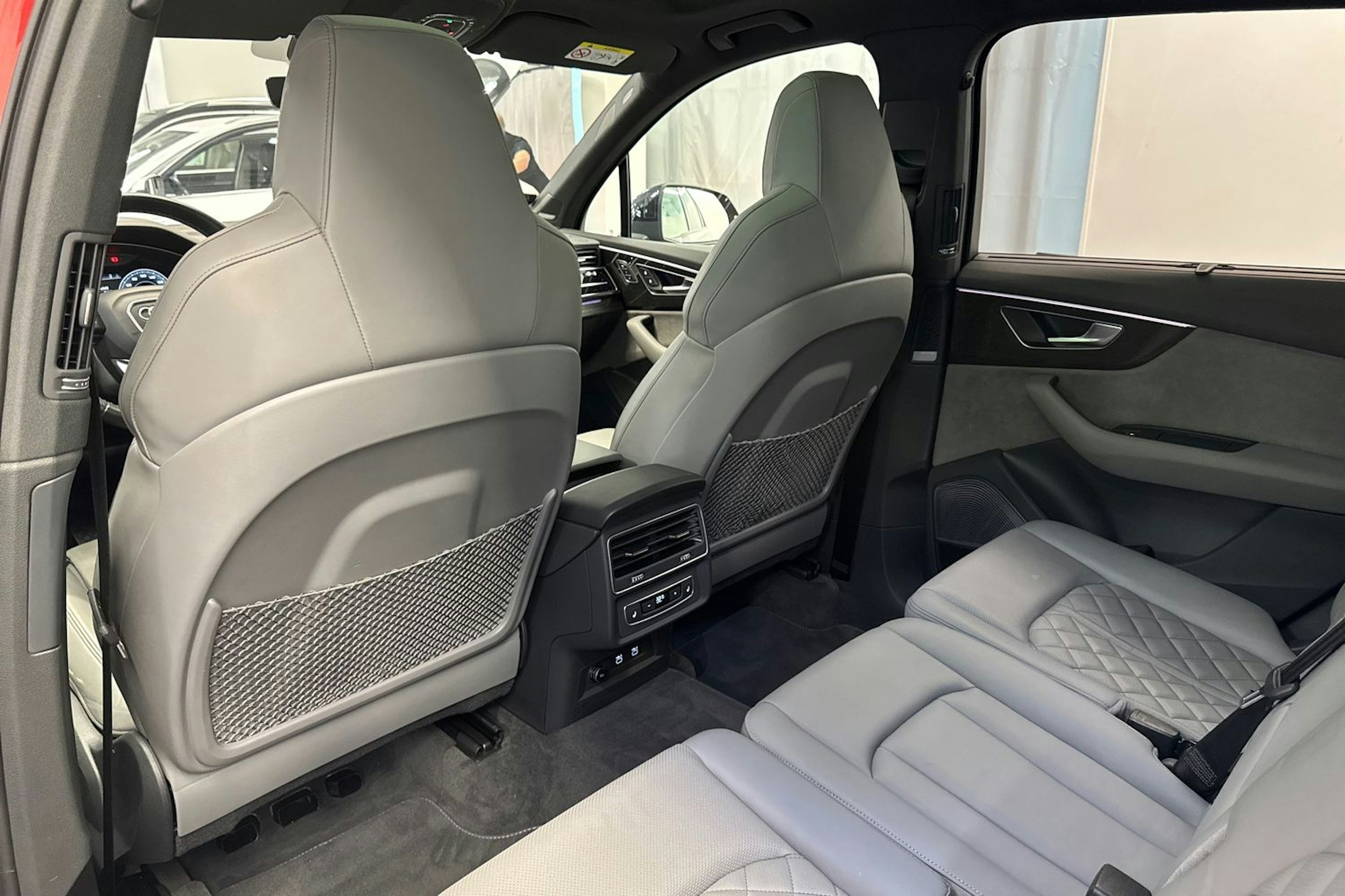 punainen Audi Q7 2021 kuva 17.