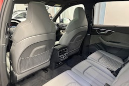 punainen Audi Q7 2021 kuva 17.