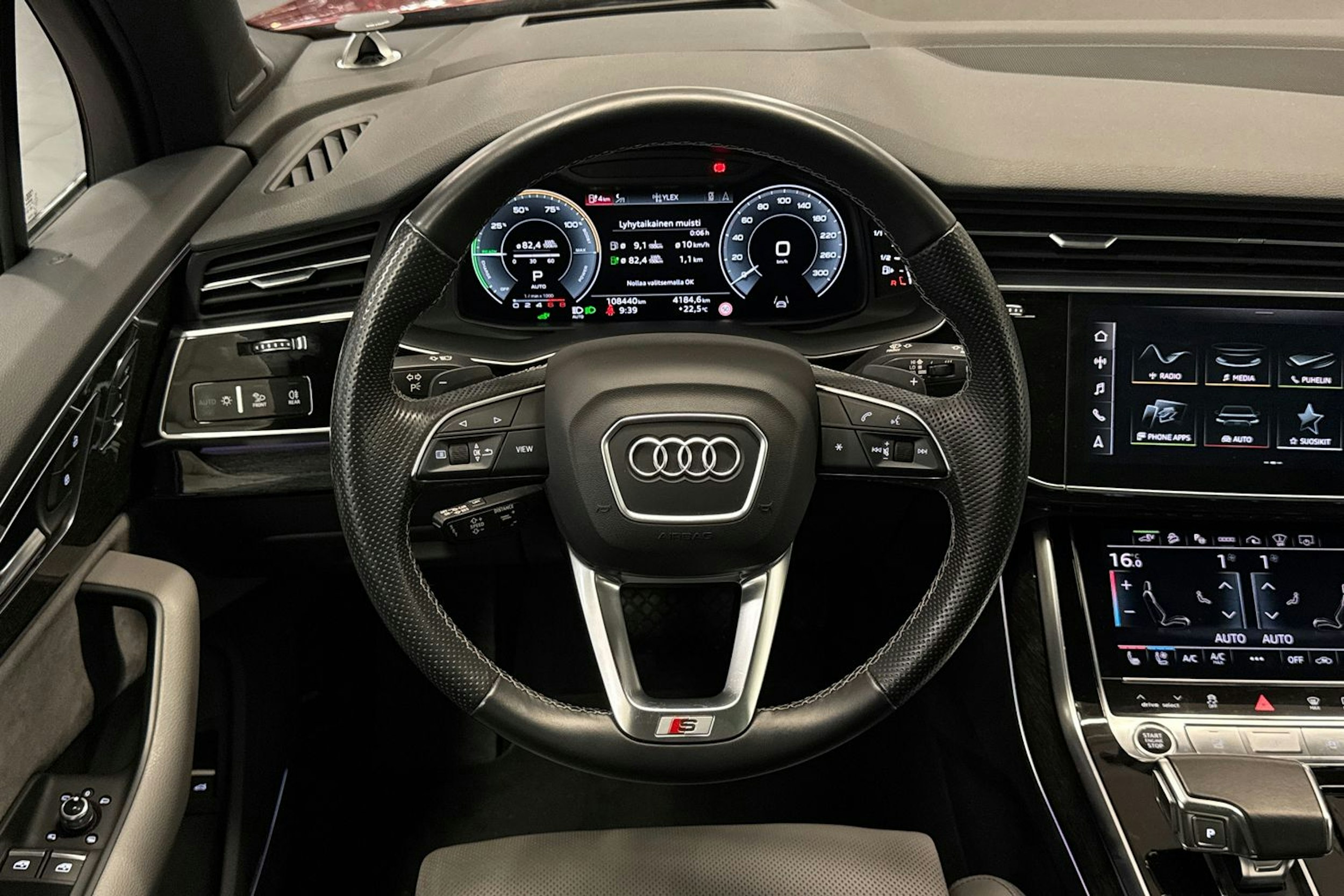 punainen Audi Q7 2021 kuva 18.