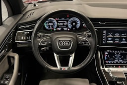 punainen Audi Q7 2021 kuva 18.