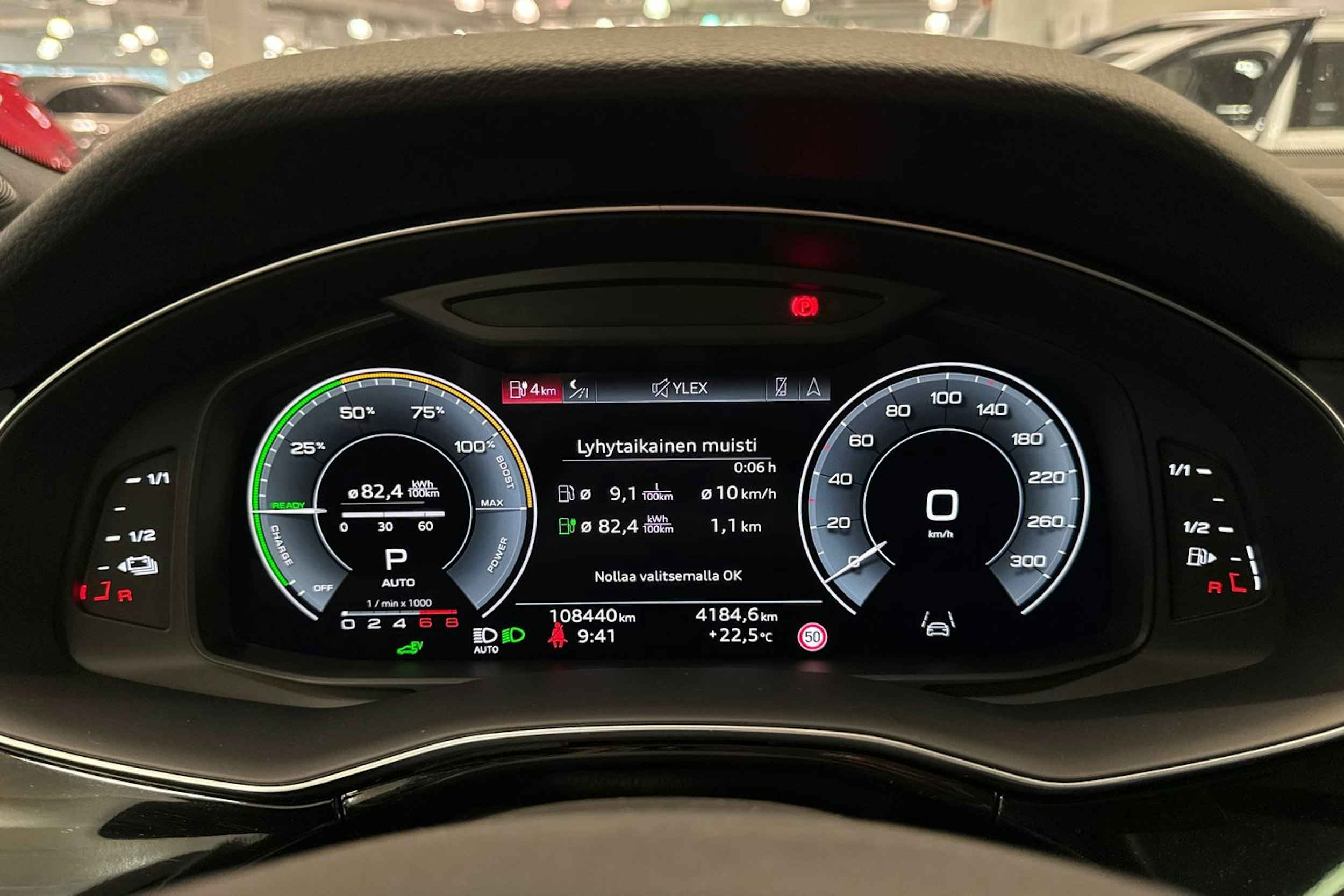 punainen Audi Q7 2021 kuva 19.