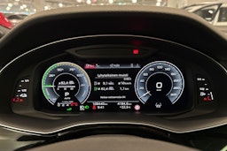 punainen Audi Q7 2021 kuva 19.