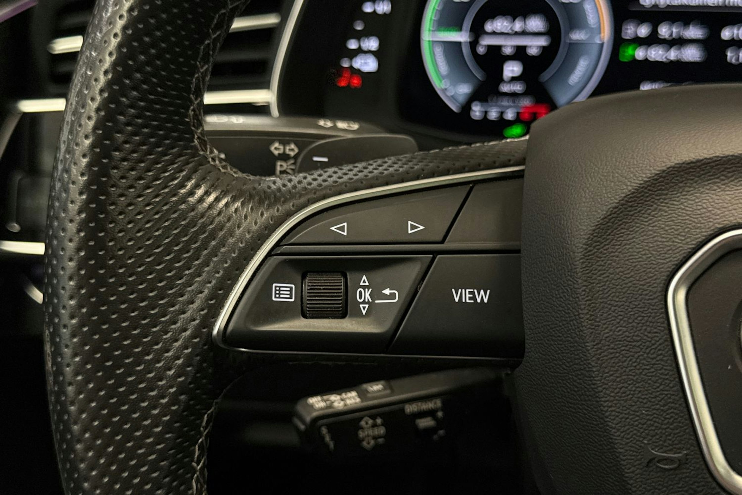 punainen Audi Q7 2021 kuva 20.