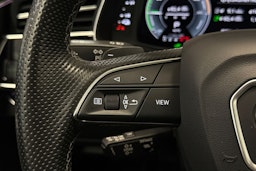punainen Audi Q7 2021 kuva 20.