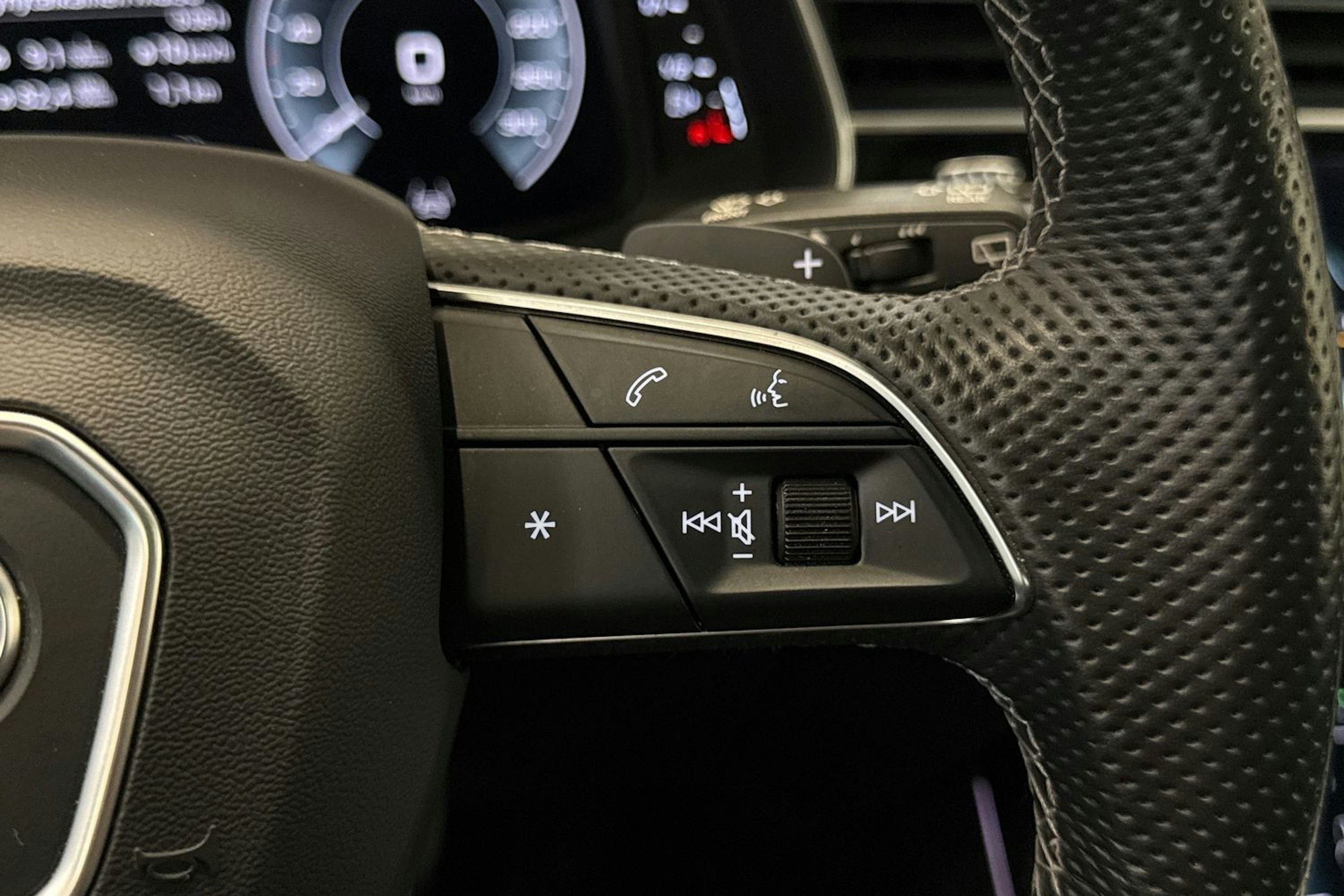 punainen Audi Q7 2021 kuva 21.