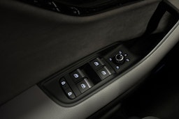 punainen Audi Q7 2021 kuva 22.
