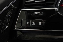 punainen Audi Q7 2021 kuva 24.
