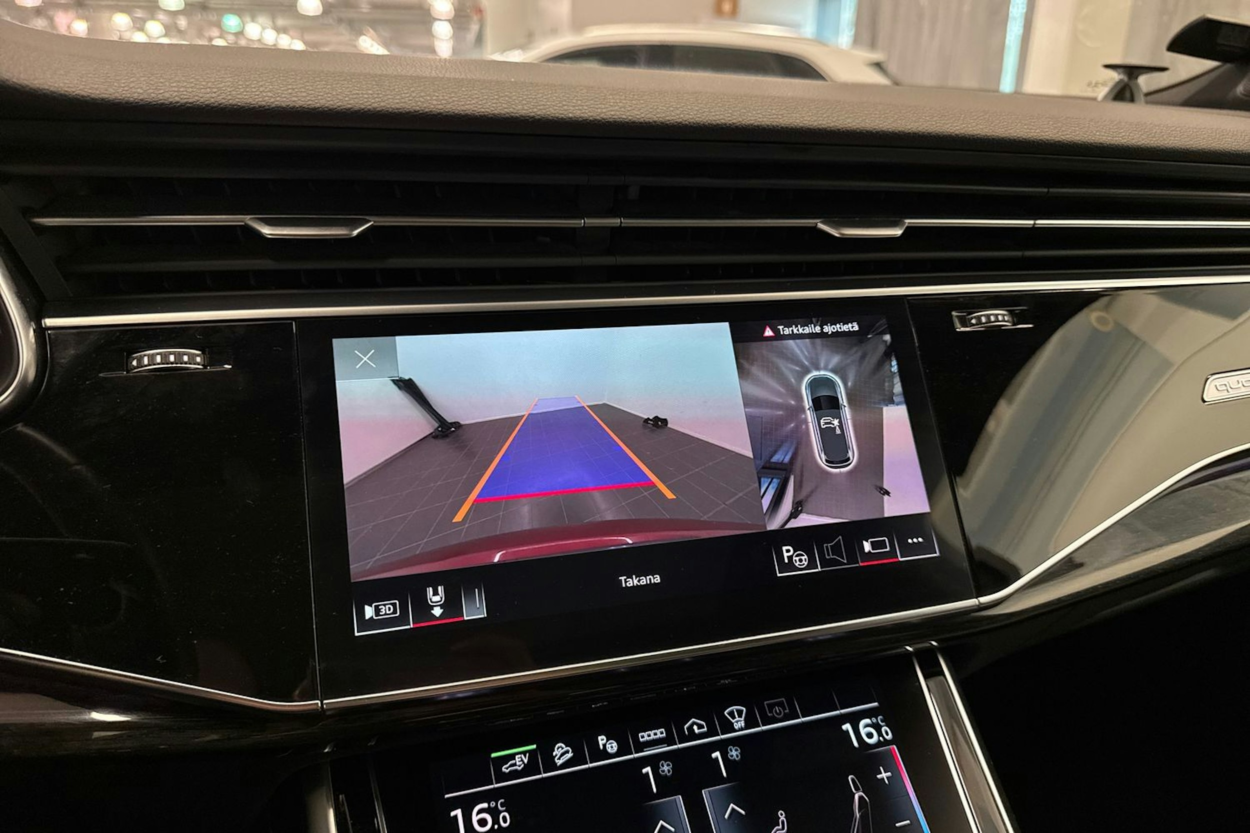 punainen Audi Q7 2021 kuva 29.