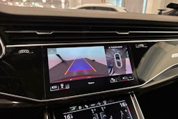 punainen Audi Q7 2021 kuva 29.
