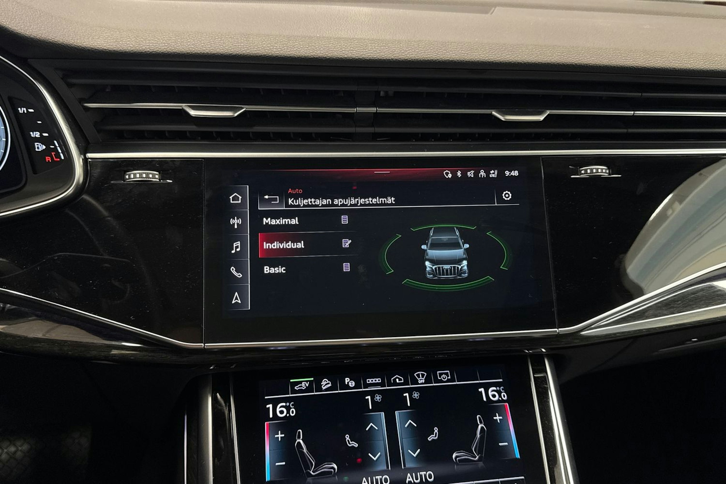 punainen Audi Q7 2021 kuva 30.