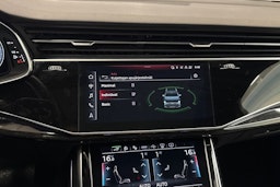 punainen Audi Q7 2021 kuva 30.