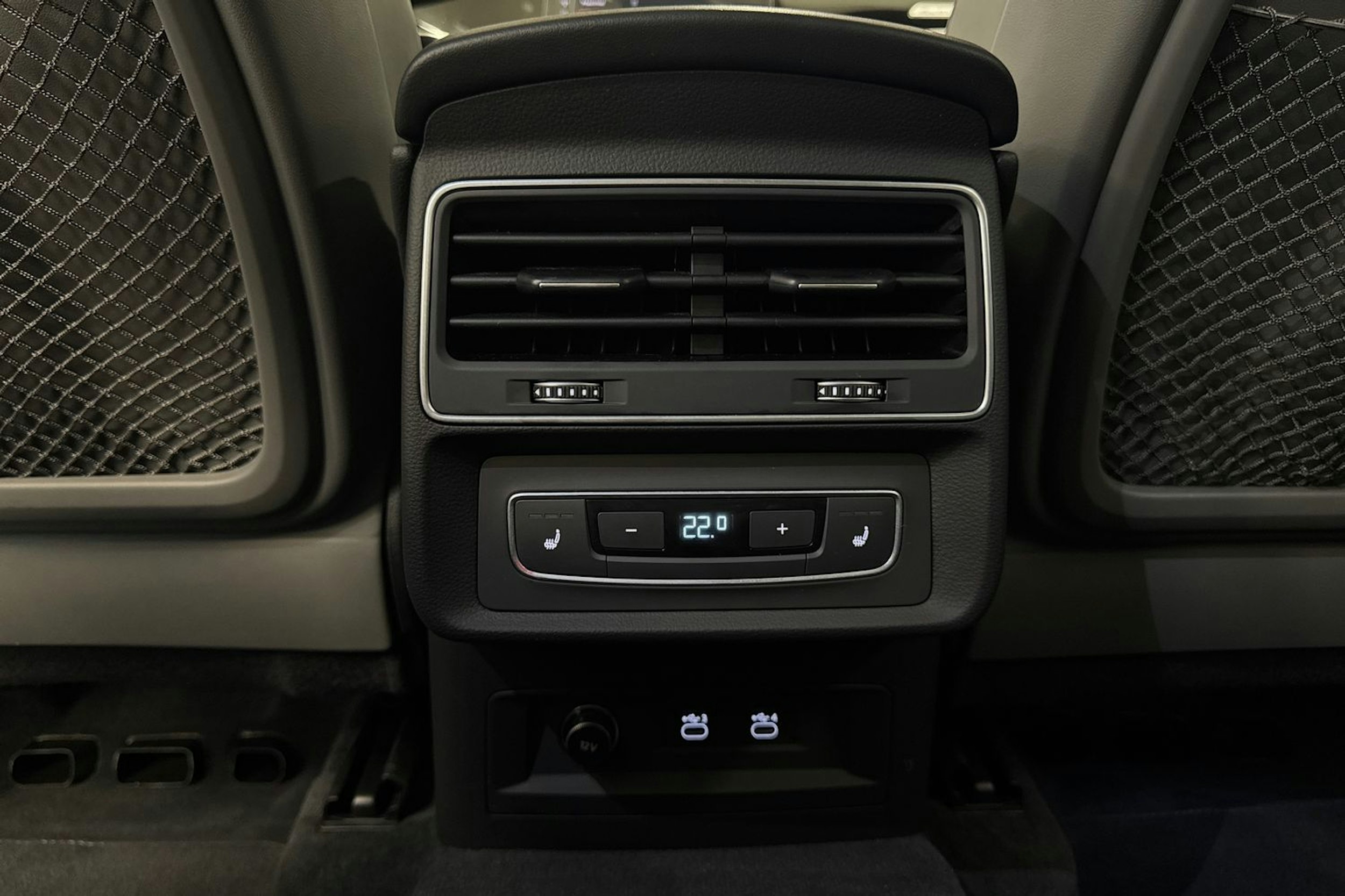 punainen Audi Q7 2021 kuva 31.
