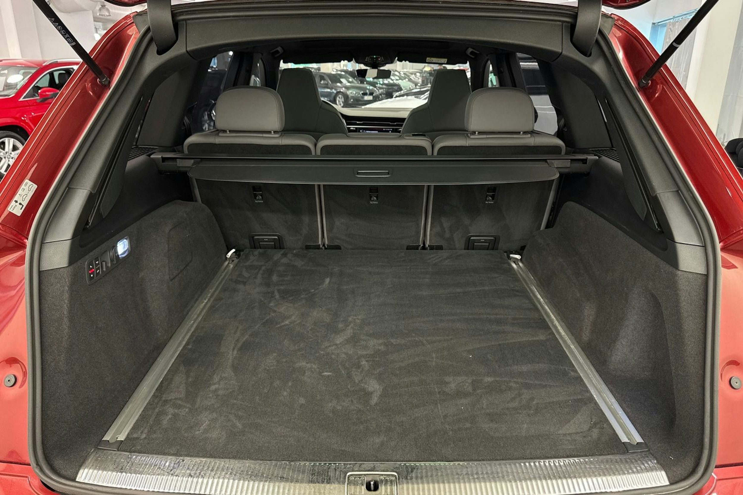 punainen Audi Q7 2021 kuva 32.