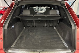 punainen Audi Q7 2021 kuva 32.