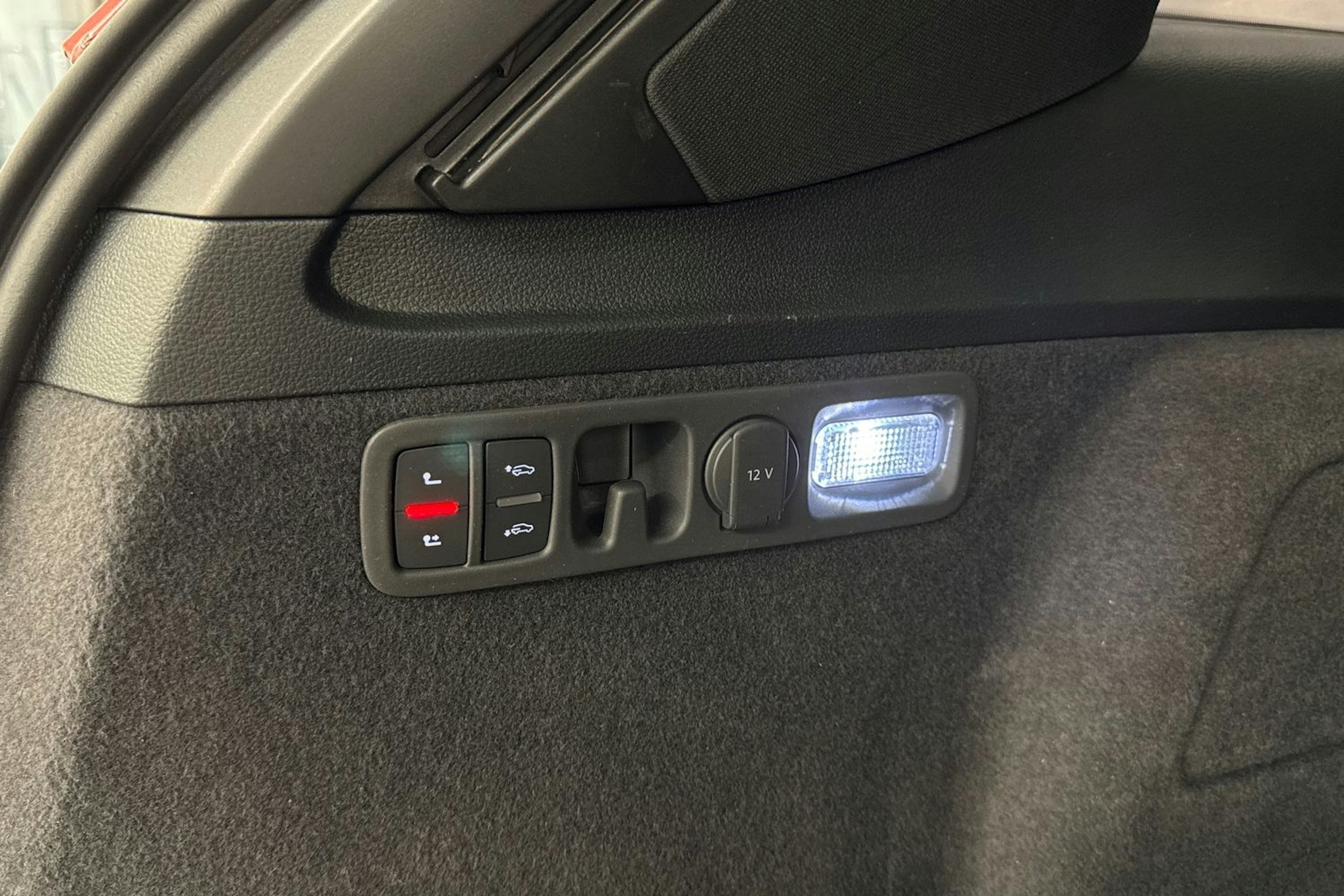 punainen Audi Q7 2021 kuva 33.