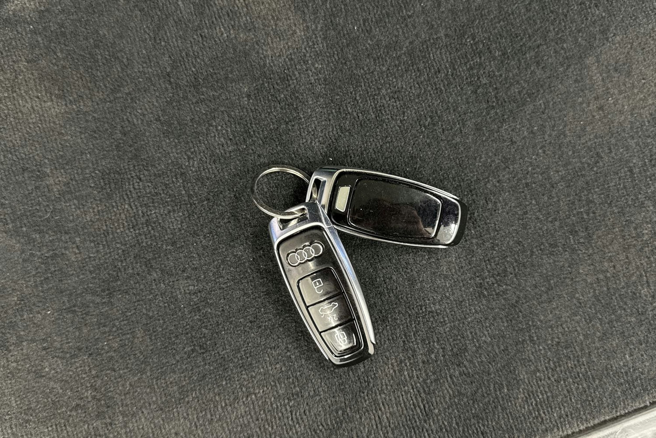 punainen Audi Q7 2021 kuva 34.