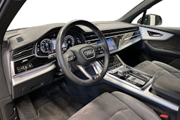 harmaa Audi Q7 2021 kuva 7.
